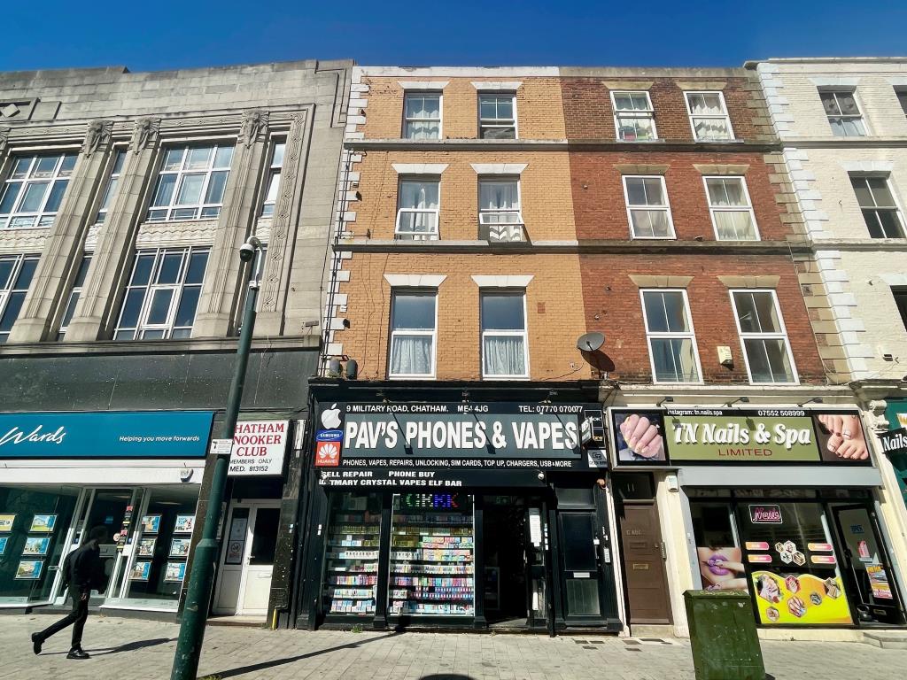 Lot: 136 - MIXED USE INVESTMENT IN TOWN CENTRE - Mixed use building